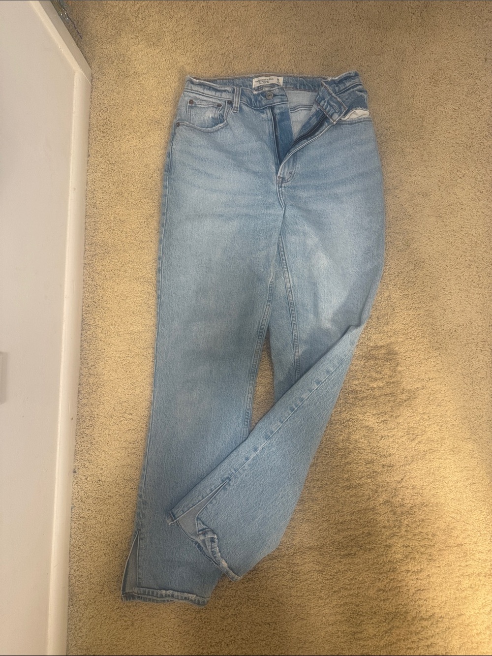 Abercrombie & Fitch Light Wash 90s Straight Leg Jeans